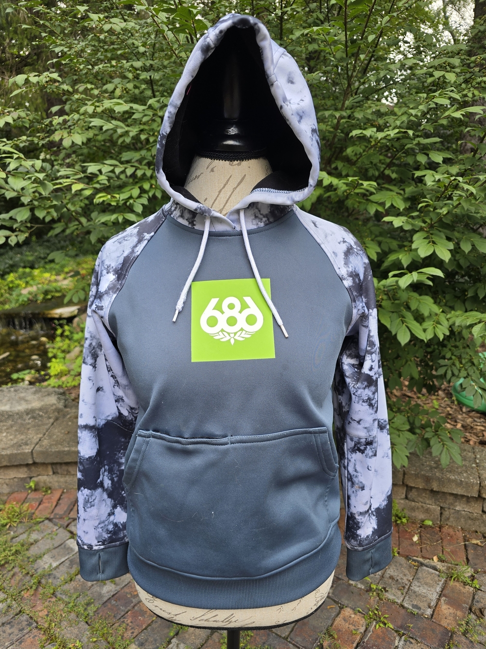 686 Boy's Water Resistant Pullover Hoodie Tie-Dye Sleeves Snow Boarding Ski Gear